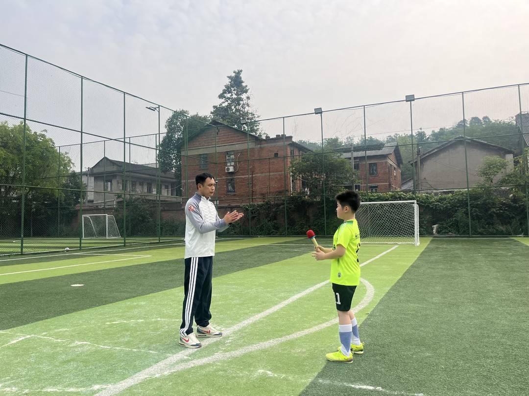 乐鱼体育app下载-川超自贡球员现身塘坎上小学足球决赛 寄语学子:“享受比赛,勇敢踢球!”