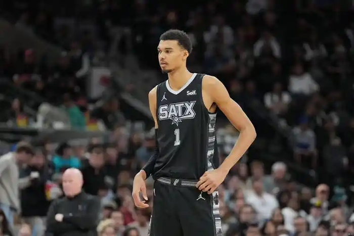 乐鱼体育-官宣罚单,冲入马刺主场和文班合影,男球迷受到什么处罚?|NBA|骑士|詹姆斯|文班亚马|圣安东尼奥马刺队_新浪体育_新浪新闻